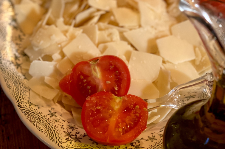 Copeaux de parmesan dans une assiette avec des tomates cerise